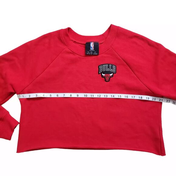 Chicago Bulls NBA Crop Sweatshirt Womens Large Red Crewneck Long Sleeve Logo - Picture 6 of 11
